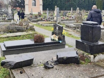 Уништени споменици на српском православном гробљу у Вуковару