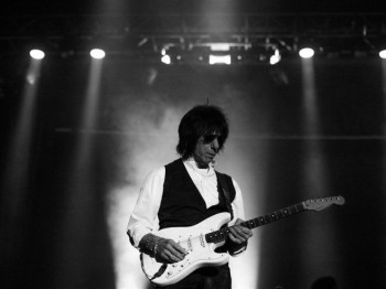 Preminuo čuveni gitarista Džef Bek