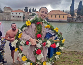 Маријана Kркаловић побједник је традиционалног богојављенског пливања за Часни крст (ФОТО)