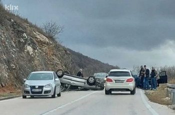 На путу Мостар-Столац преврнуо се аутомобил, ватрогасци извукли двоје повријеђених