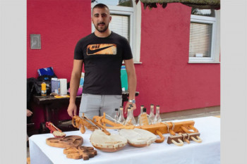 Гачанин Јован Јеремић јаворове гусле прави као од шале