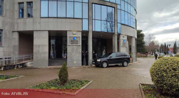 Nema kraja Vukanovićevom bahaćenju – Parkirao vozilo ispred Elektroprivrede Republike Srpske