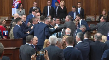 POTPUNI HAOS U SKUPŠTINI SRBIJE Poslanici ustali sa mjesta i krenuli ka Vučiću, utrčalo obezbjeđenje 