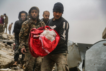 Sirijac u suzama nosi mrtvu bebu nakon razornog zemljotresa
