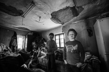 U kući sve se ruši, a Stefan (8) i Nešo (10) maštaju o toploj sobi, bez rupa. Kad je nemaština velika, želje su skromne!