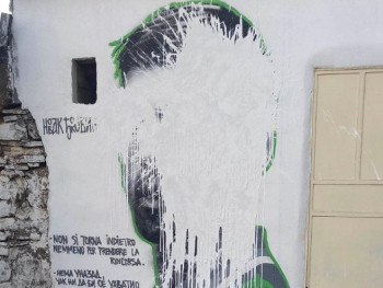 Uništen mural Novaka Đokovića u Orahovcu