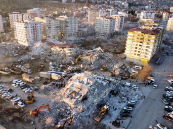 Više od 15.000 poginulih u razornom zemljotresu; Spasioci traže preživjele