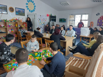 Fondacija „Sveti Vukašin“ danas uručila pakete članovima Udruženja „Rastimo zajedno“ Gacko