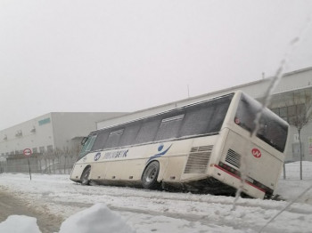 Kod Kragujevca autobus sletio sa puta, 15 putnika na pregledima u Kliničkom centru (FOTO)