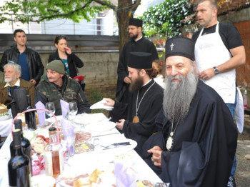 Patrijarh Porfirije na Vaskrs ručao sa beskućnicima; Ako ljubavi nemamo, onda smo prazni (FOTO)