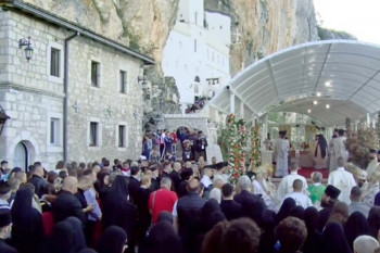 Veliki broj vjernika pod Ostrogom, mitropolit služi liturgiju