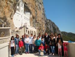 Nevesinje: Polaznici dnevnog centra posjetili manastir Ostrog