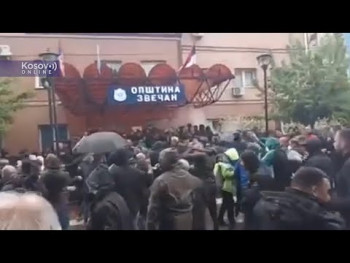 Šok bombe, sukob građana i policije u Zvečanu; Sirene na sjeveru KiM, barikade u Leposaviću (VIDEO)