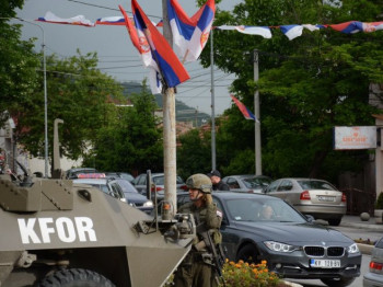KFOR preuzeo kontrolu nad glavnom raskrsnicom na ulasku u Zvečan; Protesti Srba i danas (FOTO/VIDEO)