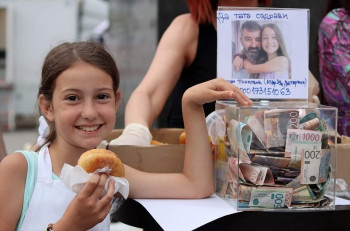 Nina prodaje krofne kako bi pomogla bolesnom ocu