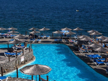 Ležaljke i suncobrani na crnogorskom primorju od 20 do 180 evra