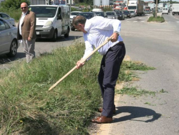 Dodik pokosio travu pored puta (VIDEO)