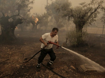 Ватрогасци у Грчкој и данас воде борбу с пожарима на три фронта (ВИДЕО)