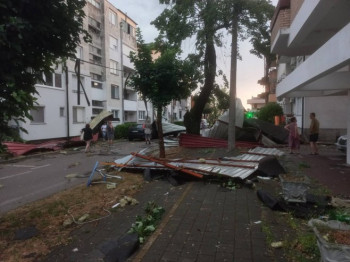 Neuklonjena stabla i limovi na trošnim zgradama najveći problem nakon nevremena u Brčkom