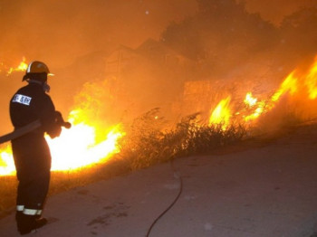 Ватрогасци већ трећи дан гасе пожар код Дубровника (ФОТО/ВИДЕО)
