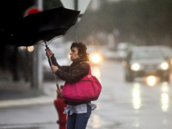 Најављено невријеме стигло у Хрватску, у Ријеци вјетар обарао стабла