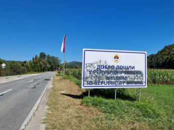 Pošarana tabla sa natpisom “Dobrodošli u Republiku Srpsku”