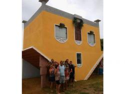 Бивши грађевинац направио кућу наопако