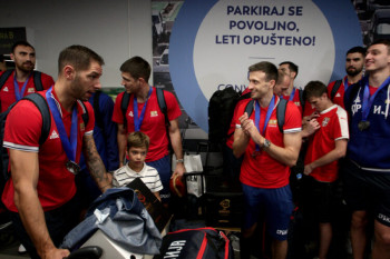 Košarkaši Srbije stigli u Beograd, navijači ih dočekali na aerodromu