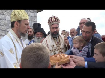 Vjernici iz Crne Gore i  Hercegovine okupili se kod obnovljenog hrama u Pareškom Dolu (VIDEO) 