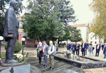 Положено цвијеће на споменик Дучићу и Његошу