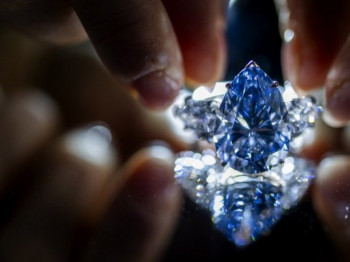 Чувени плави дијамант продат на аукцији за 44 милиона долара (ФОТО/ВИДЕО)