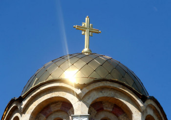 Обијена црква код Приштине