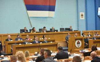 Sjednica NS RS počela burno, Vukanović izbačen iz sale (FOTO)