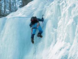 Planinarili po zaleđenom vodopadu u kanjonu Tare (VIDEO)