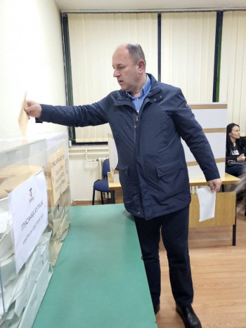  Petrović i Ćurić glasali u Beogradu na parlamentarnim izborima u Srbiji
