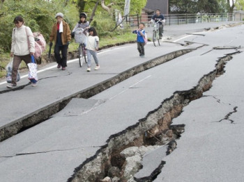 Japan pogodio snažan zemljotres, izdato upozorenje na cunami, nema opasnosti za nuklearke (VIDEO)