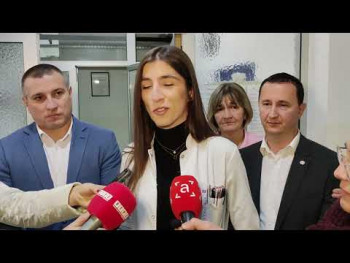 Gradonačelnik Ćurić darovao prvu bebu rođenu u novoj godini (Video)