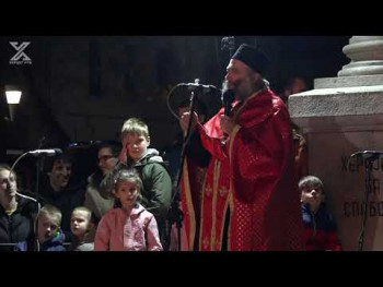  Veliki broj Trebinjaca na tradicionalnom nalaganju badnjaka (Video)