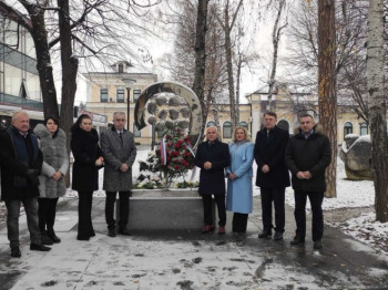 Srbi sa Kosmeta položili vijenac i cvijeće na spomenik 12 beba