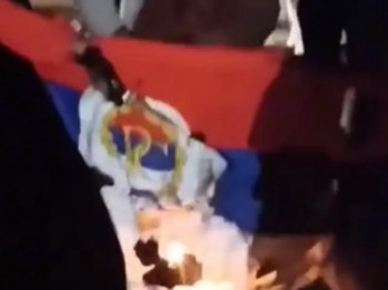 Zenica: Na Dan Republike uz povike''Alahu Ekber'' zapalili zastavu Srpske (VIDEO)