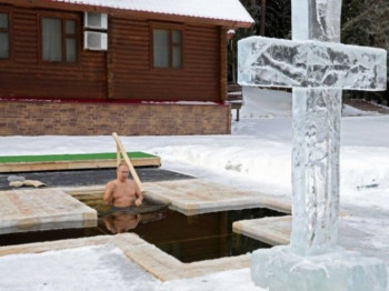 Putin tradicionalno učestvovao u Bogojavljenskom kupanju