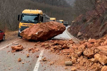 Odron na putu kod Foče: Ogromna stijena zakačila kamion 