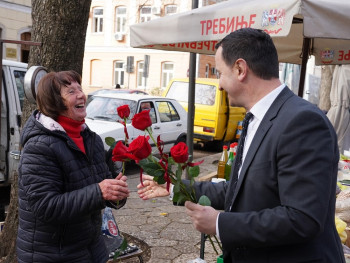 Gest gradonačelnika Ćurića vrijedan svake pohvale: Ruže i osmijeh za Trebinjke (Foto)