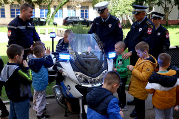 Dan otvorenih vrata: Oprema i vozila policije pokazani mališanima