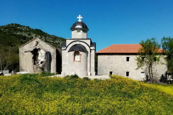 Srbi obnavljaju staru seosku crkvu u Gornjem Hrasnom