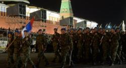 Српски војници на проби побједничког марша