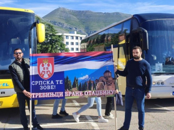 Trebinjci organizovano krenuli na miting podrške 'Srpska te zove' (FOTO)