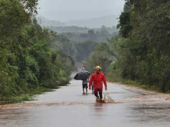 Pukla brana - Više od 30 osoba poginulo, 15.000 stanovnika evakuisano; Vodena bujica nosi sve pred sobom 