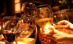 Zašto nazdravljamo čašama kada pijemo?