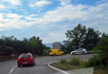 Stolac: Šleper sletio s ceste